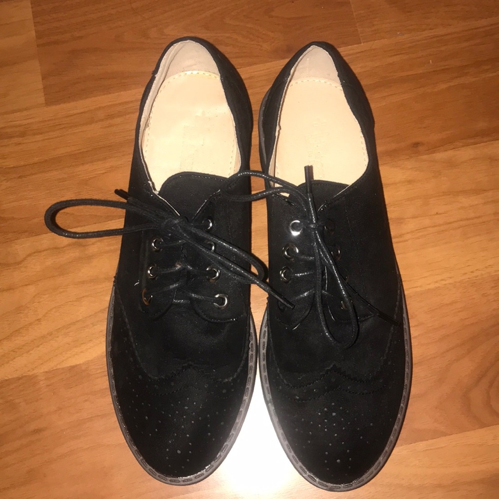 Selling cute brogue shoes (never worn)